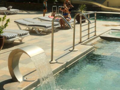 7-les-criques-de-porteil-carousselle-piscine